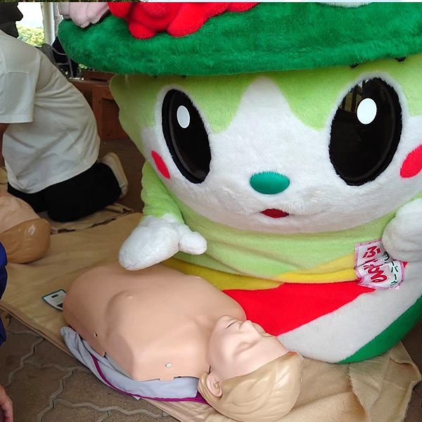 ふらまる消防体験。真剣な表情でがんばっています!