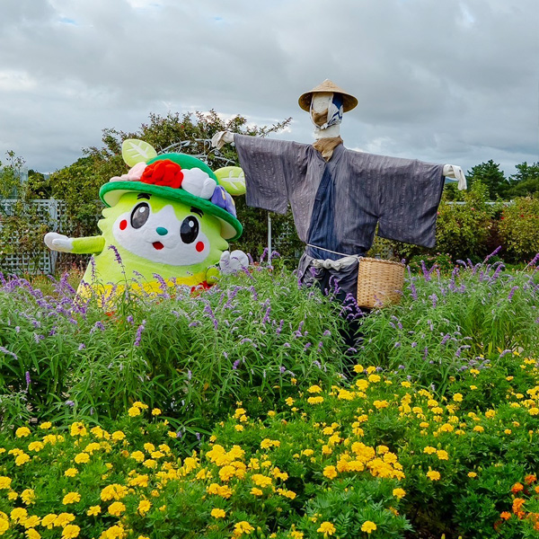 ふらまるウエルカムガーデンにて。かかしのものまね上手でしょう?